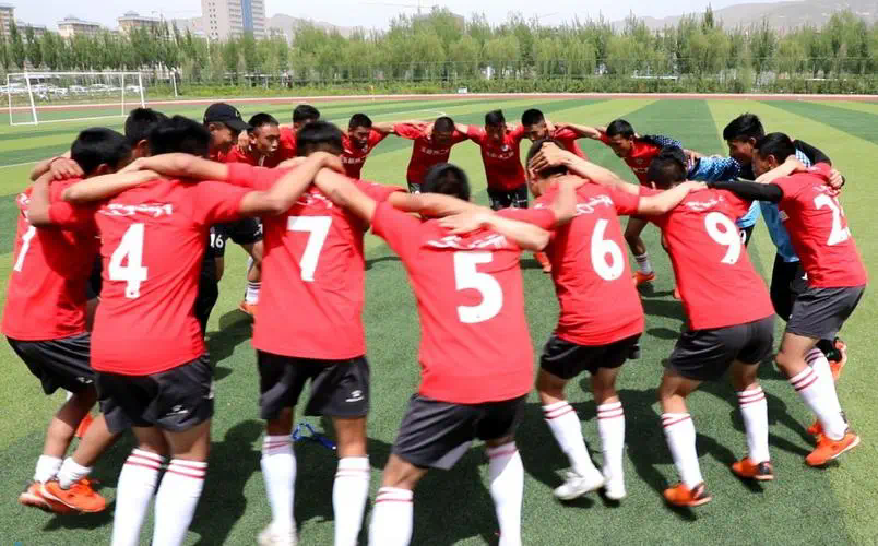 网球拍内抦皮怎么绑