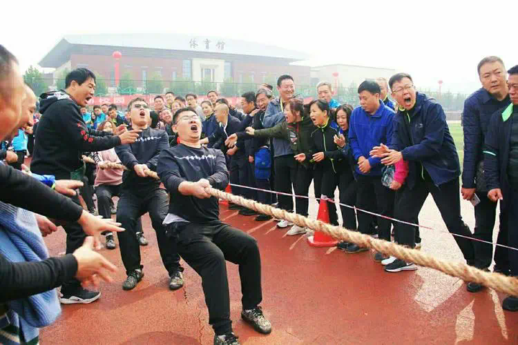 出差如何带网球拍打球
